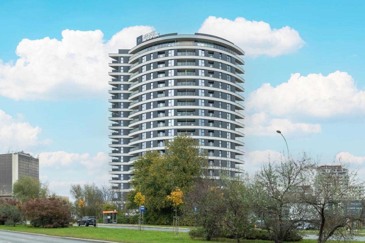 Modern Air Conditioning & Parking By Renters *