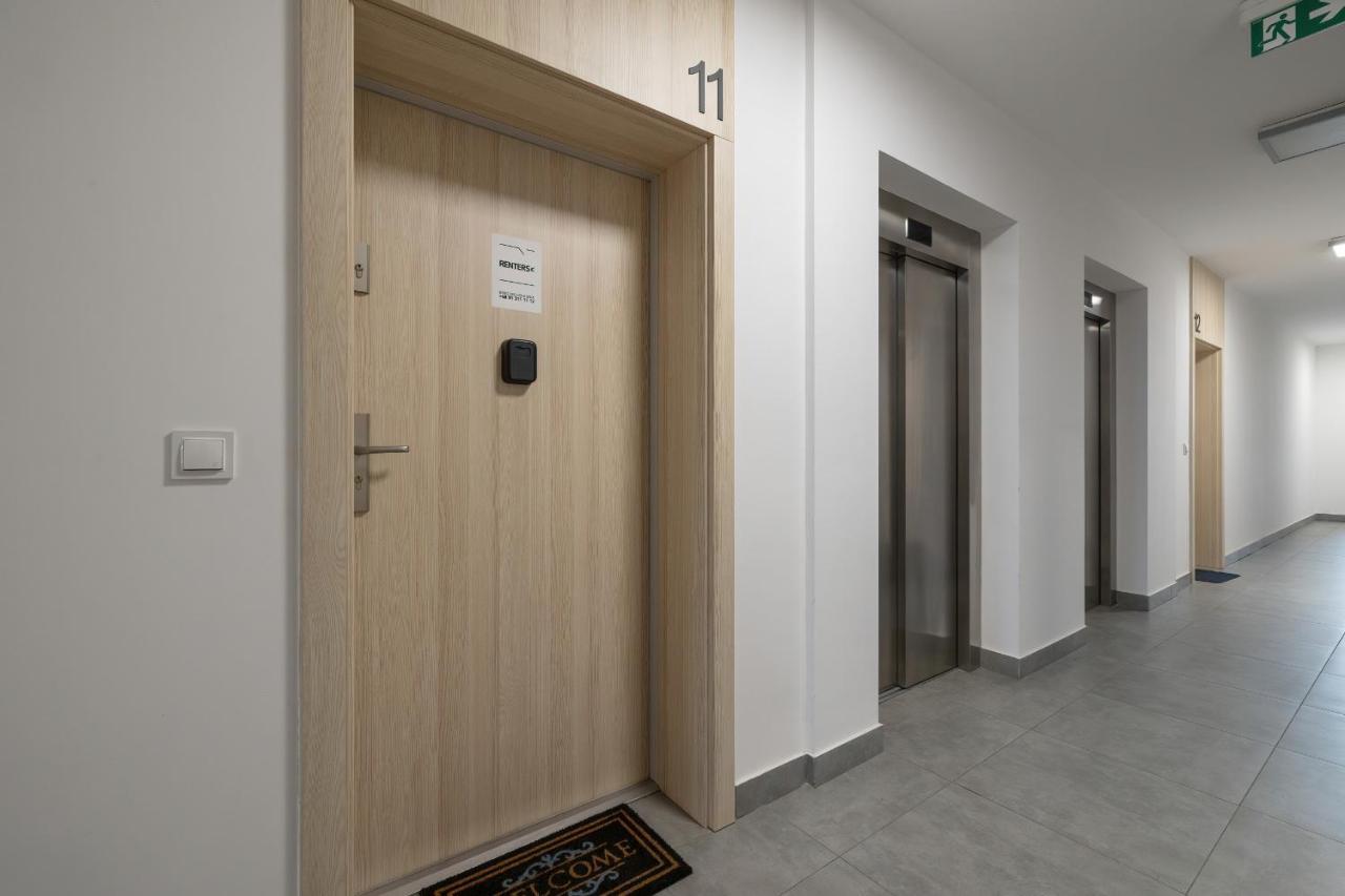 Modern Air Conditioning & Parking By Renters